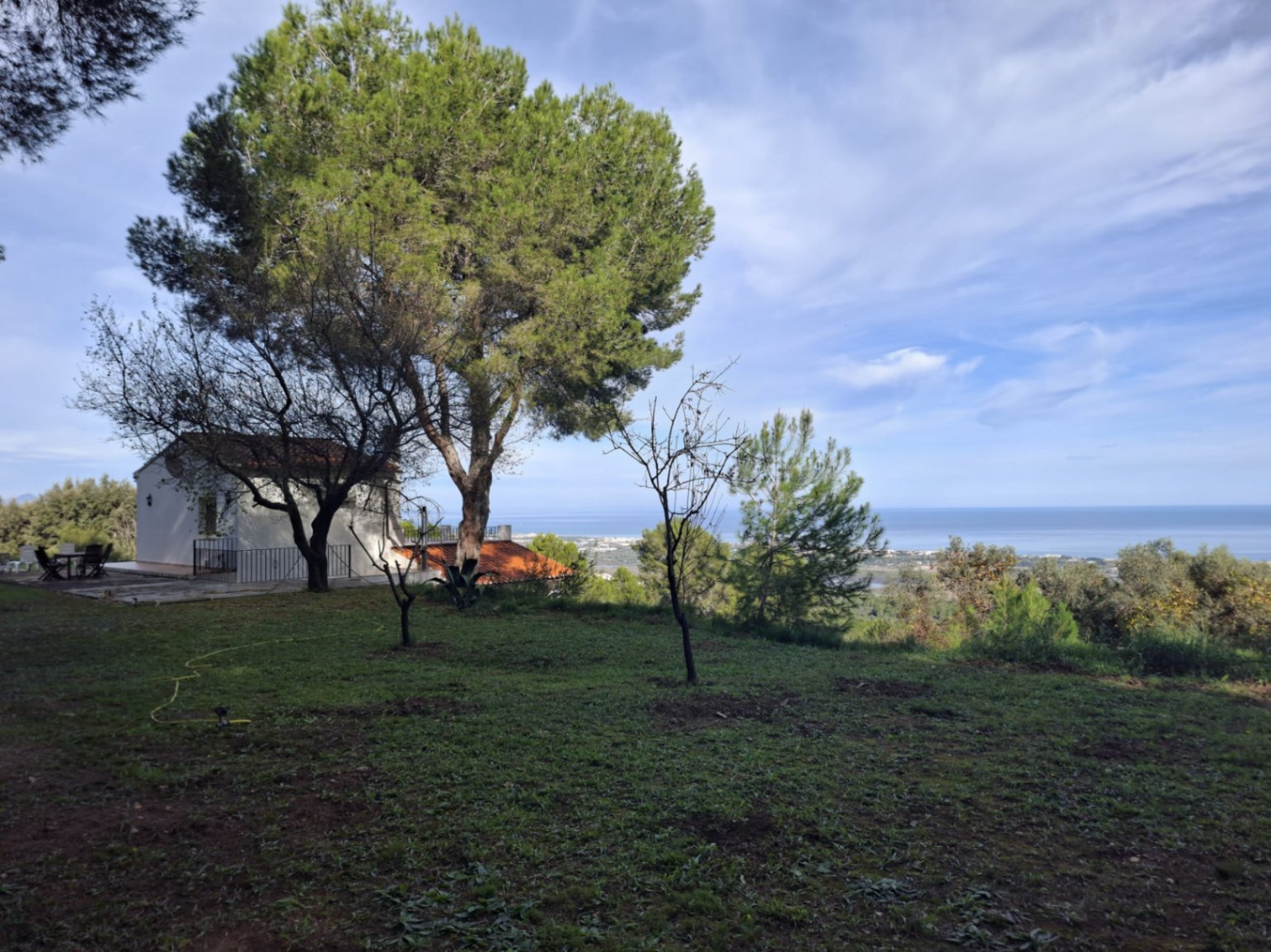 Finca en la montaña con vistas al mar