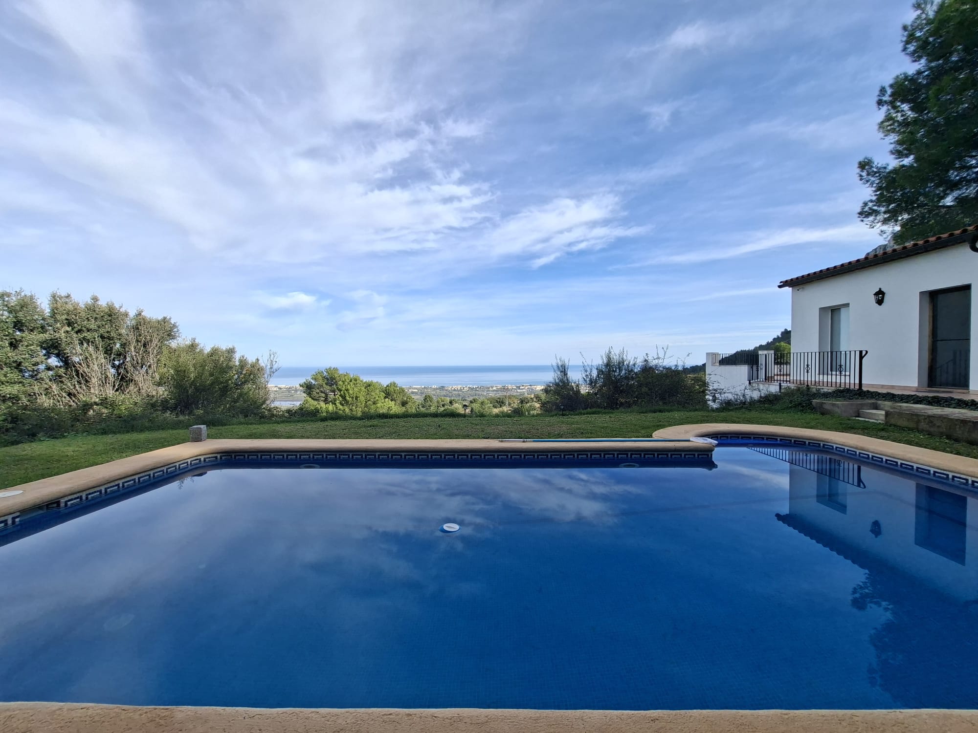Finca en la montaña con vistas al mar