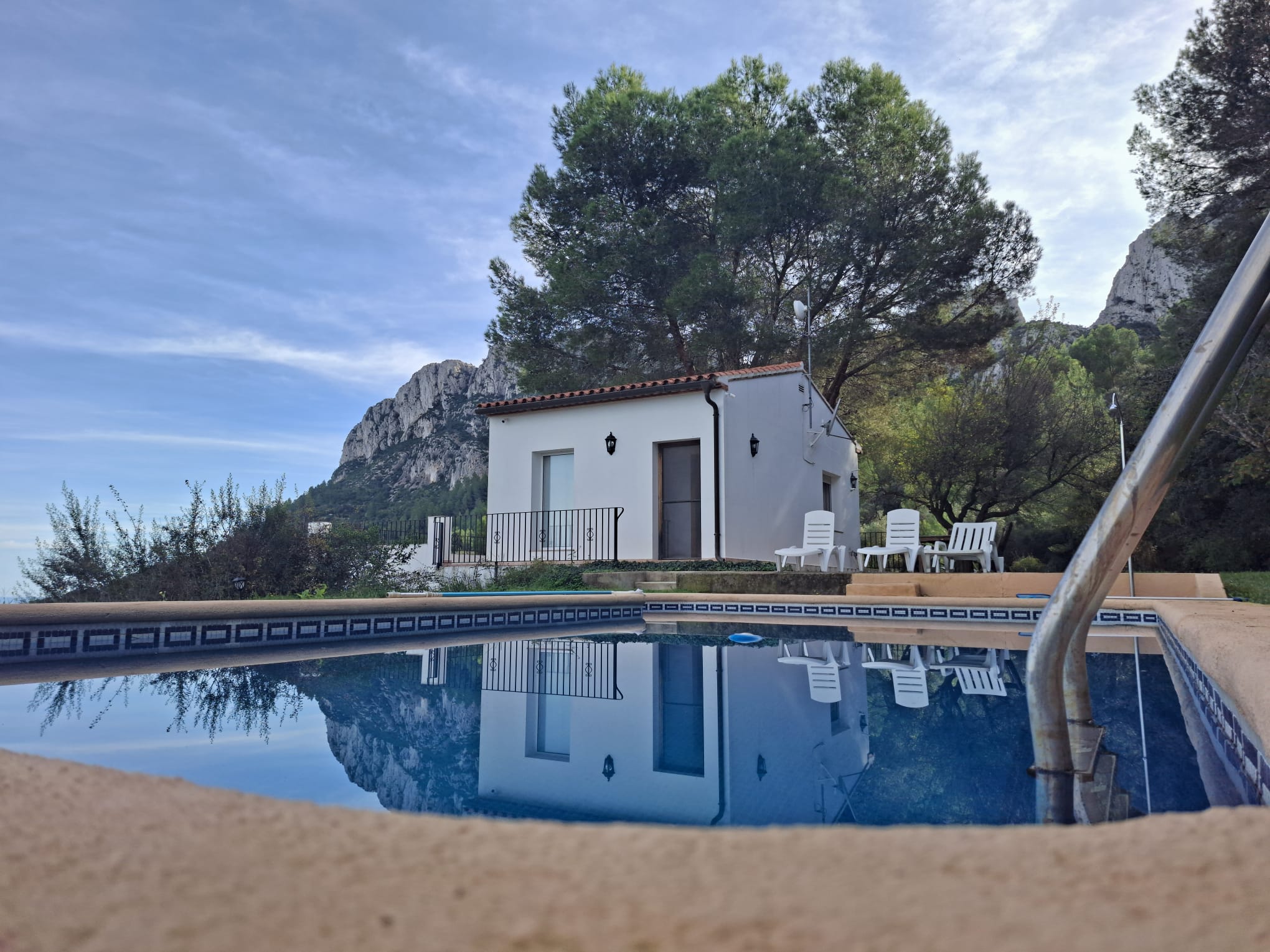 Finca en la montaña con vistas al mar