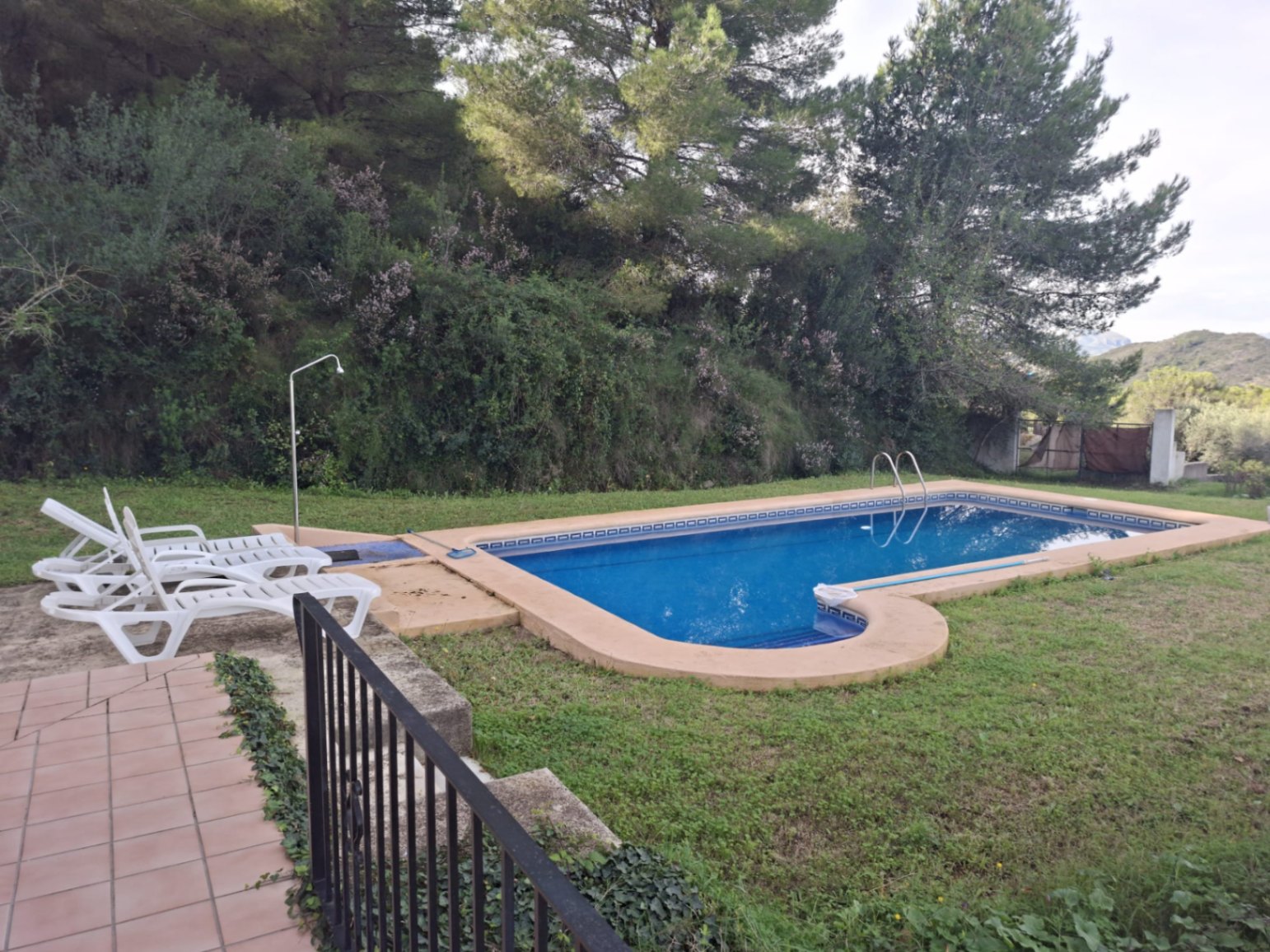 Finca en la montaña con vistas al mar