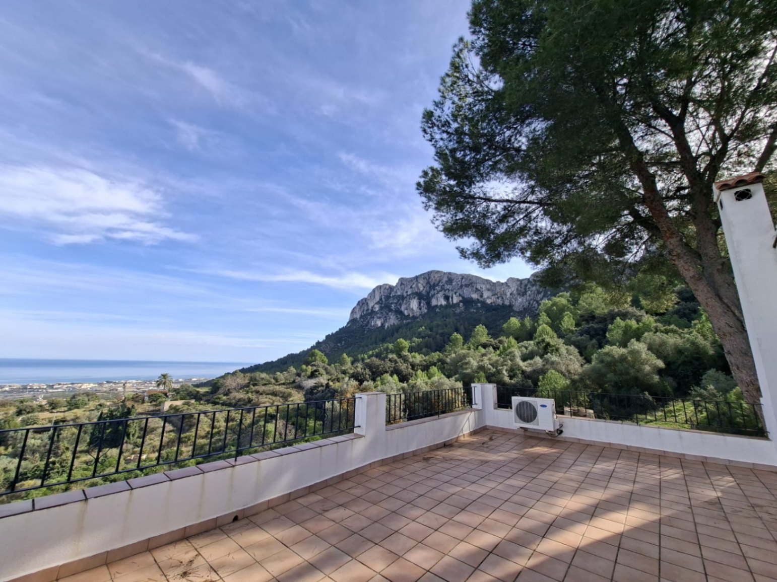 Finca en la montaña con vistas al mar