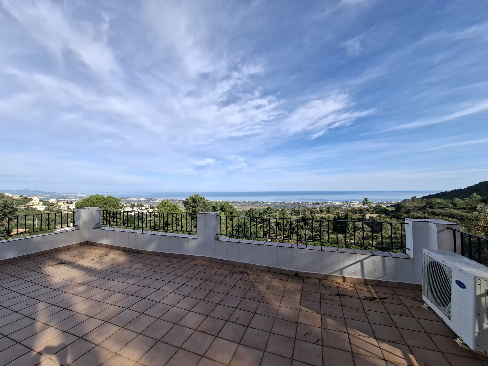 Finca en la montaña con vistas al mar