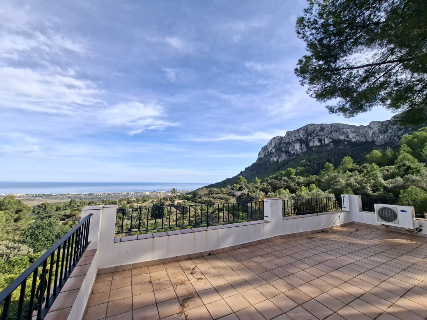 Finca en la montaña con vistas al mar