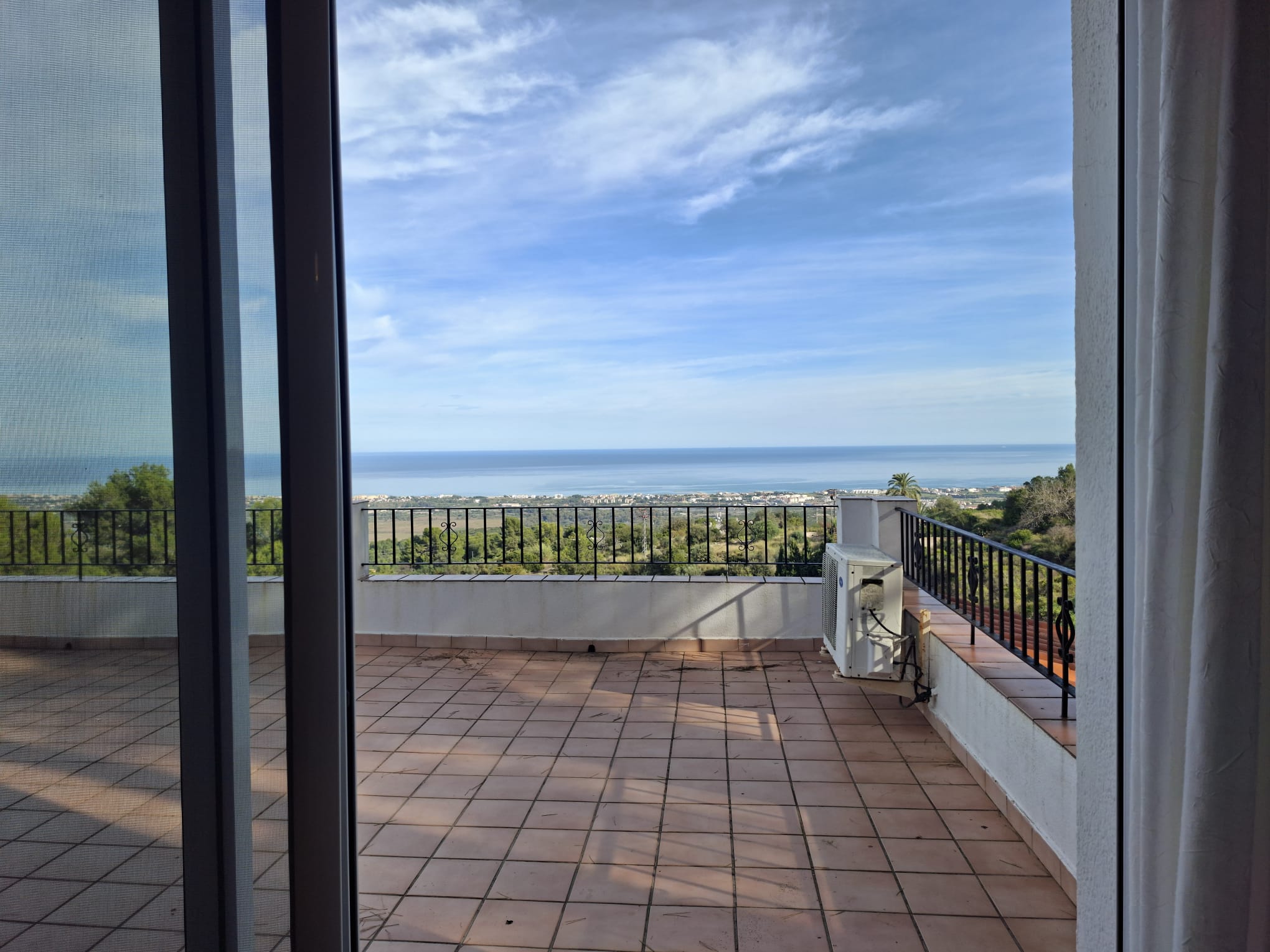 Finca en la montaña con vistas al mar