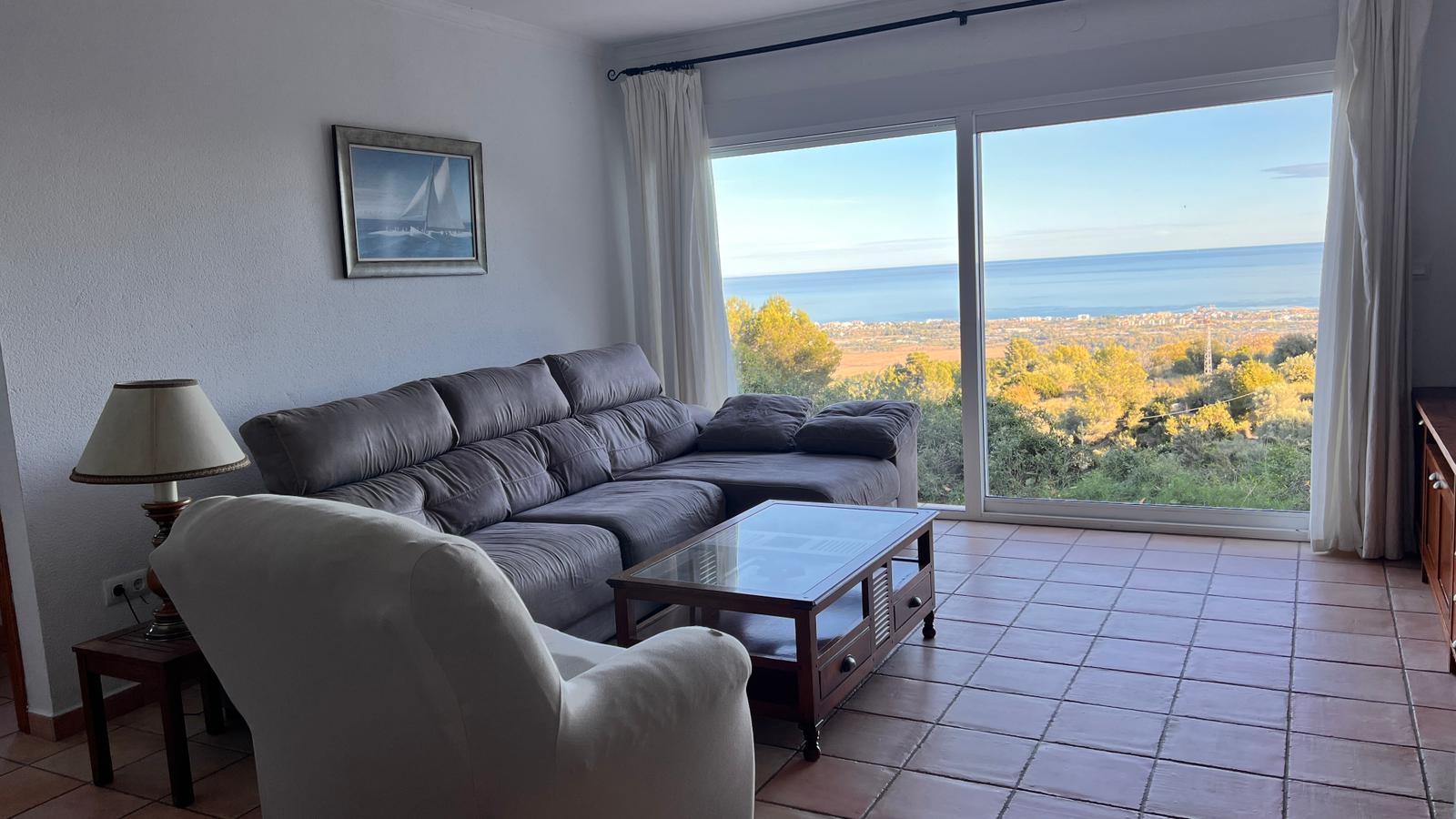 Finca en la montaña con vistas al mar