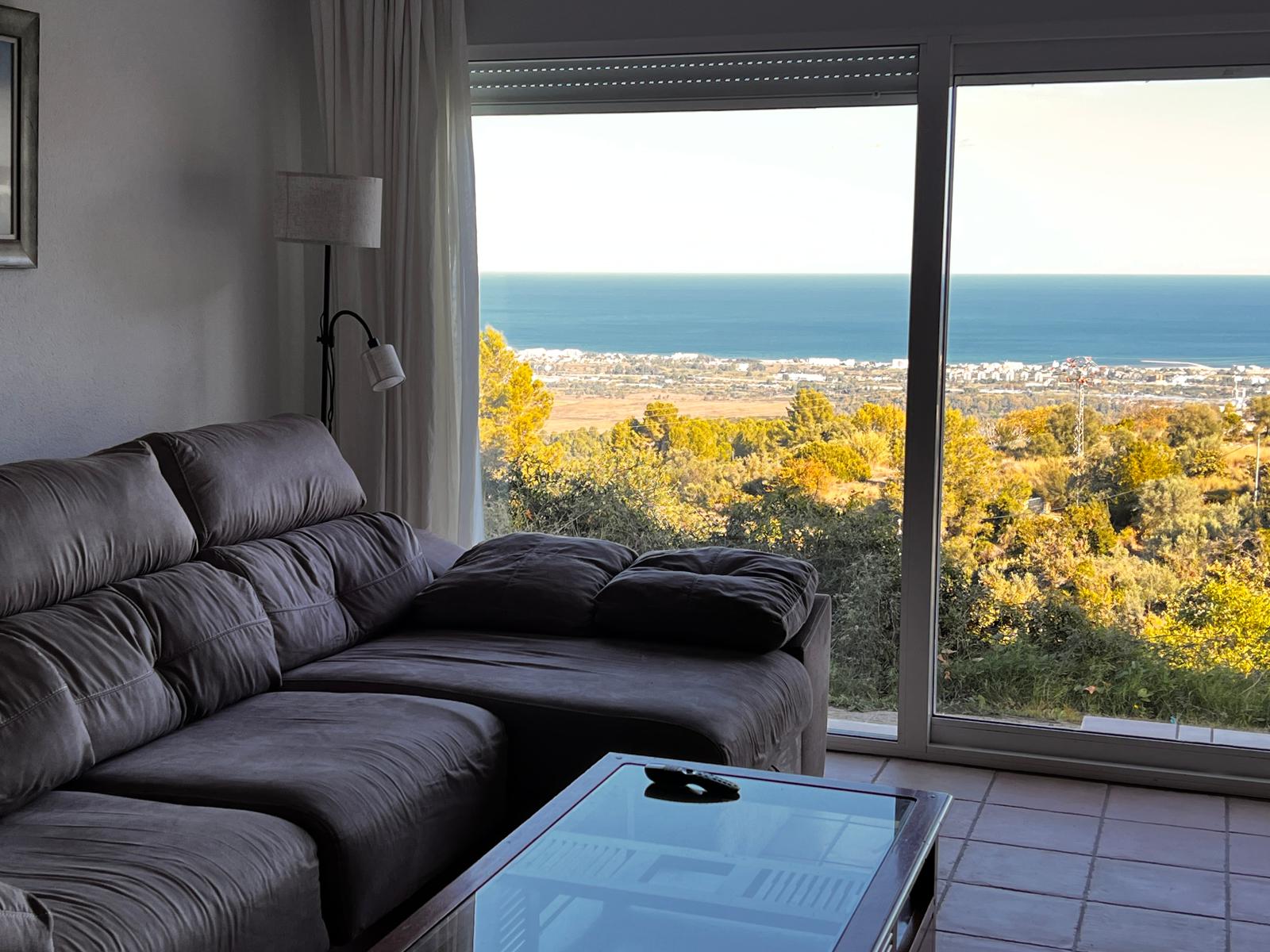 Finca en la montaña con vistas al mar