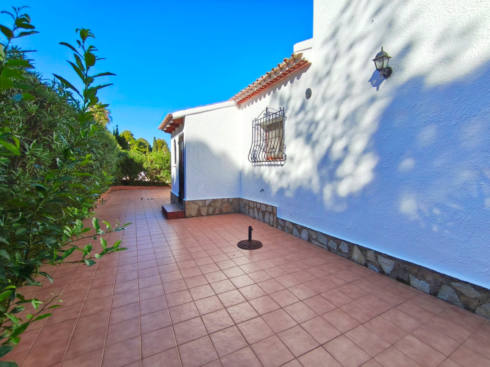 Chalet individual con jardín y porche en La Sella, cerca del campo de golf