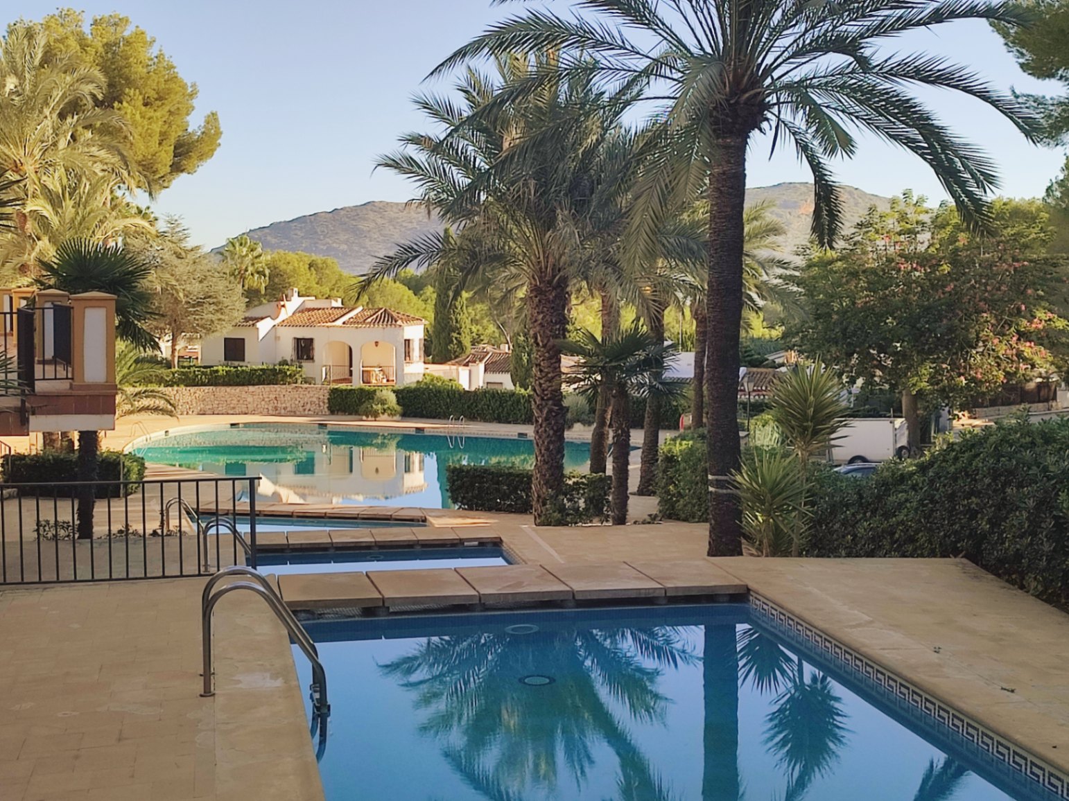 Chalet individual con jardín y porche en La Sella, cerca del campo de golf
