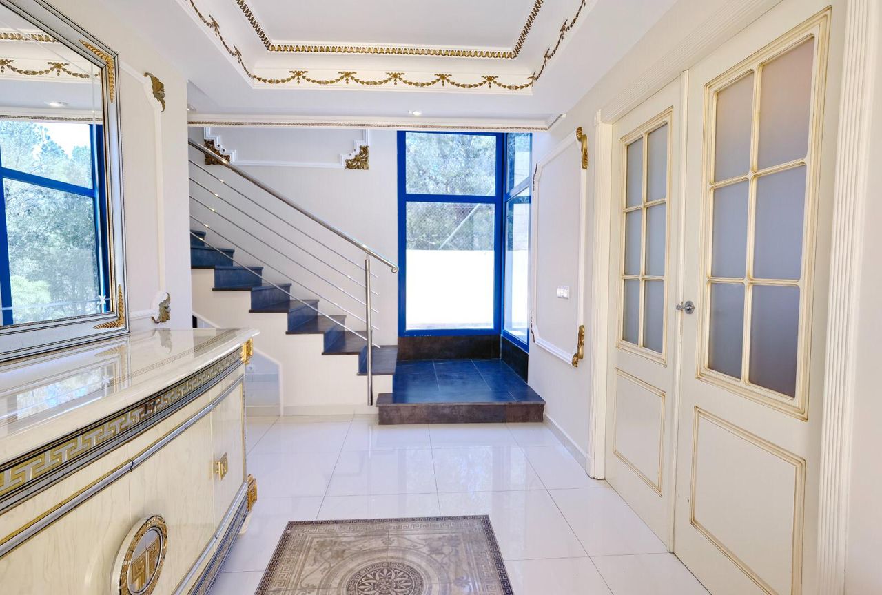 ¡Villa espectacular en Altea por solo 895.000 €!