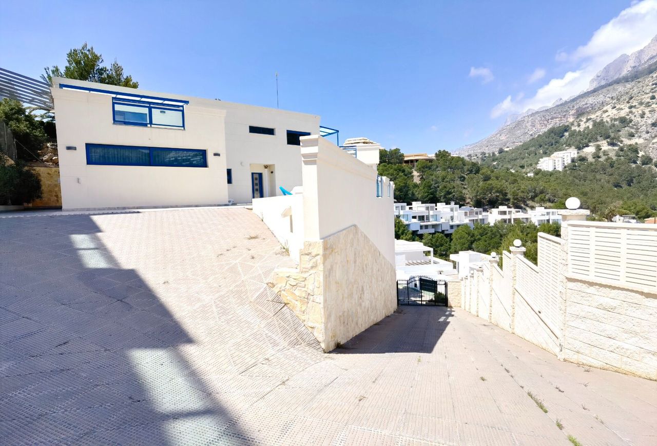 ¡Villa espectacular en Altea por solo 895.000 €!
