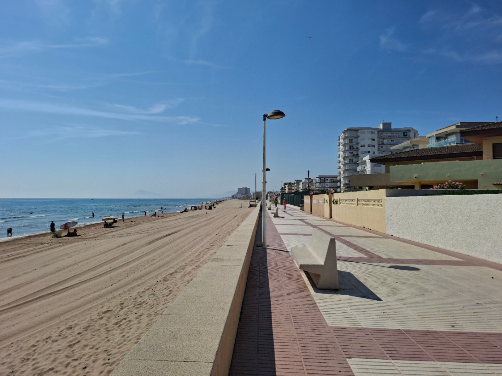 Restaurante en venta en Playa, Daimús - 180 m² y terraza de 60 m²