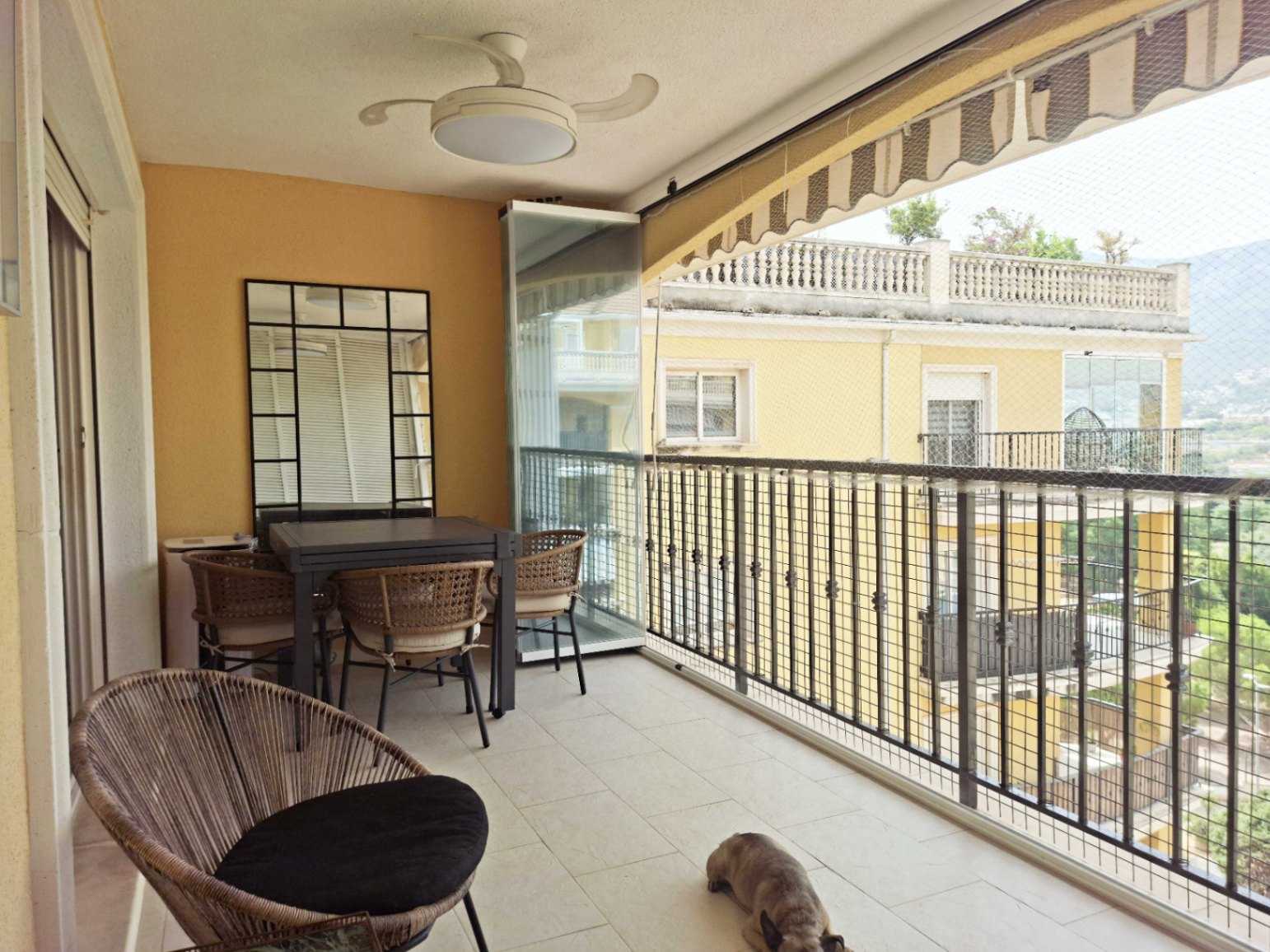 Piso de 3 dormitorios con piscina comunitaria y garaje en Dénia