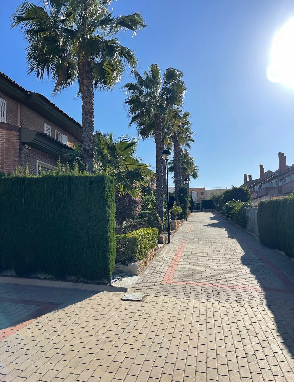 Maison mitoyenne avec jardin, piscine communautaire et garage privé à L'Albir