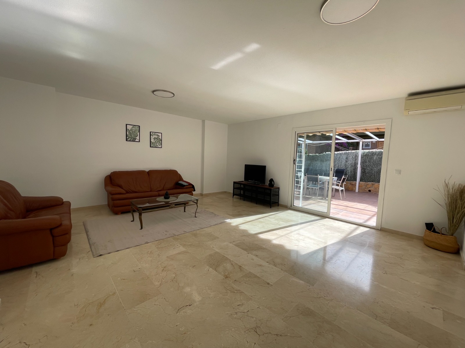 Maison mitoyenne avec jardin, piscine communautaire et garage privé à L'Albir