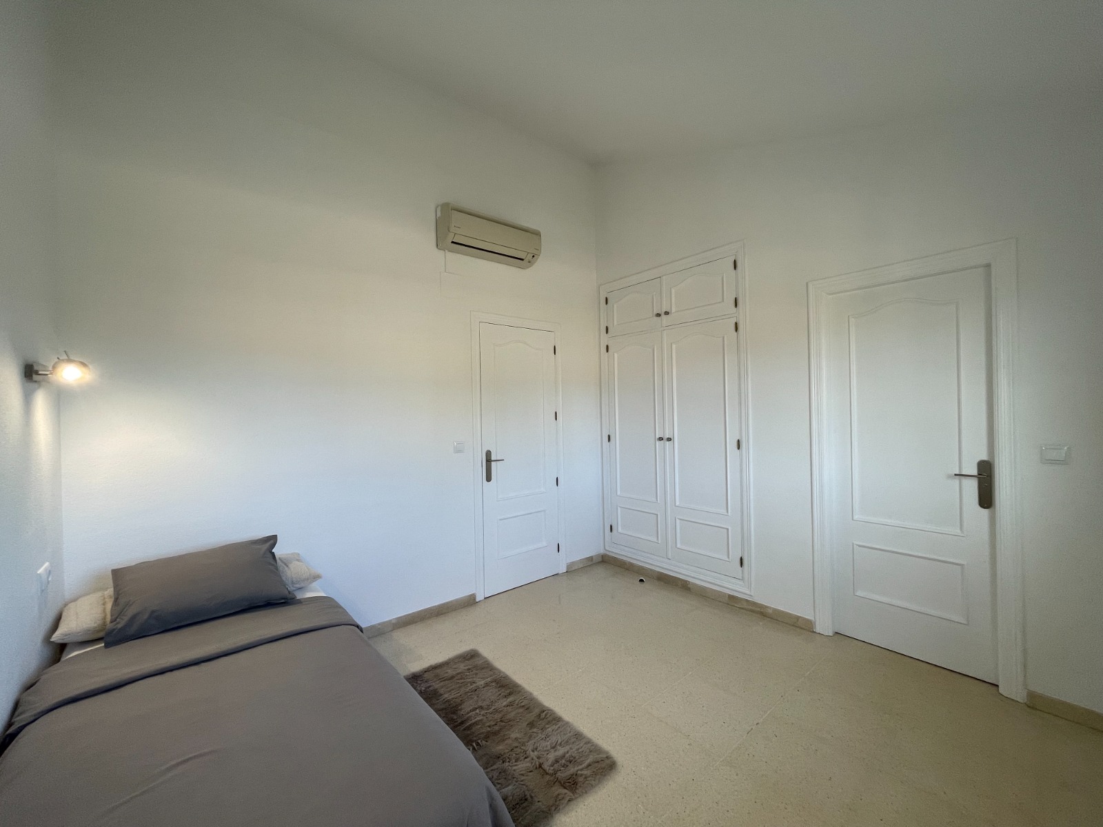 Maison mitoyenne avec jardin, piscine communautaire et garage privé à L'Albir