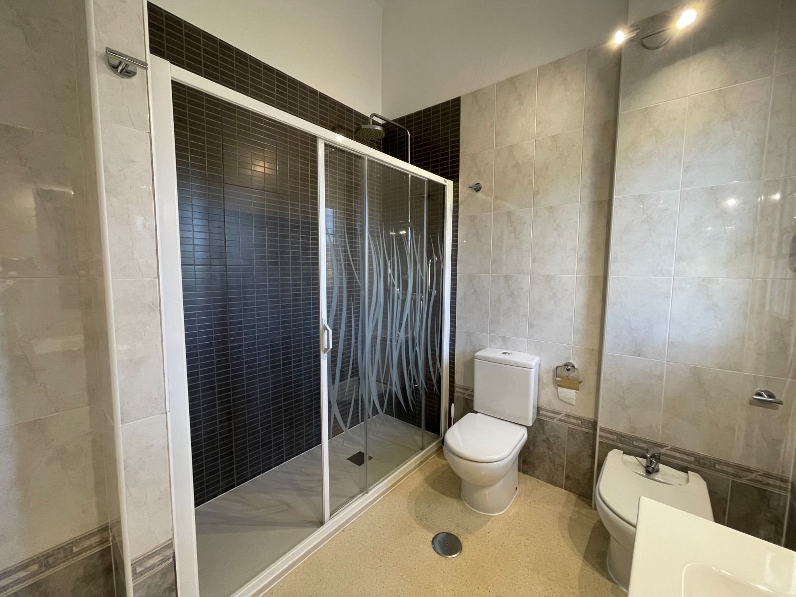 Maison mitoyenne avec jardin, piscine communautaire et garage privé à L'Albir