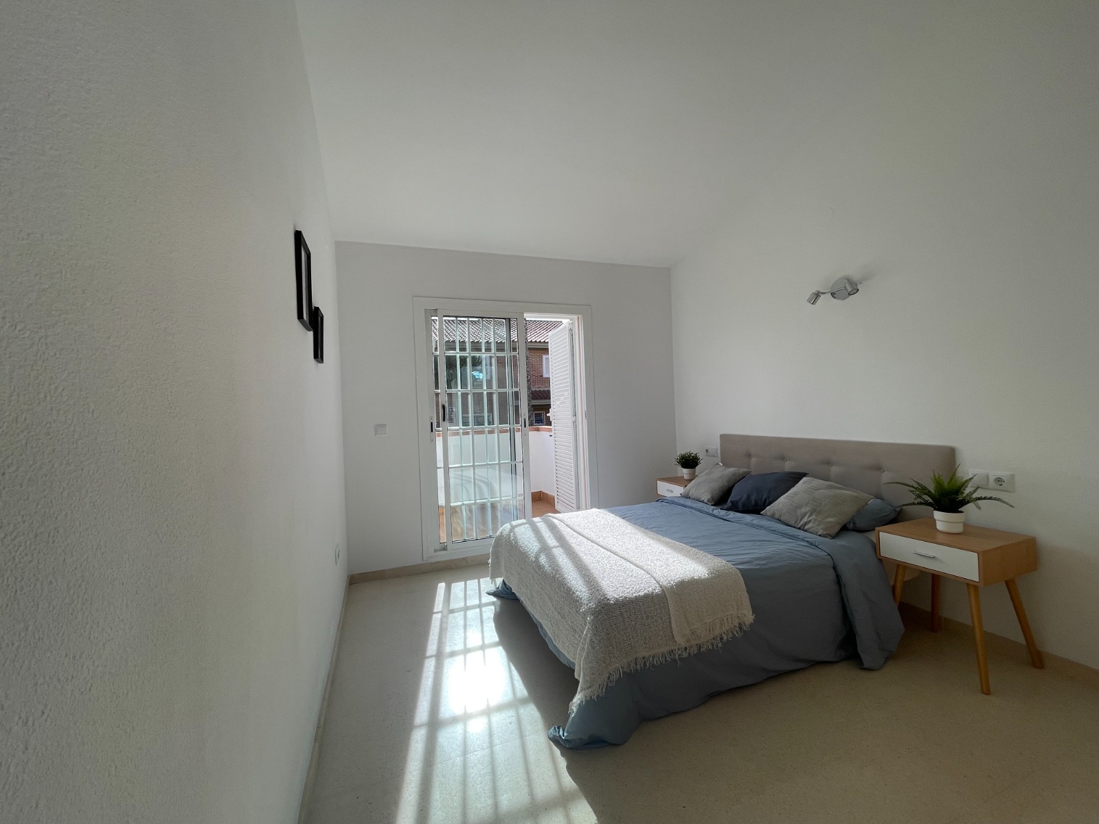 Maison mitoyenne avec jardin, piscine communautaire et garage privé à L'Albir