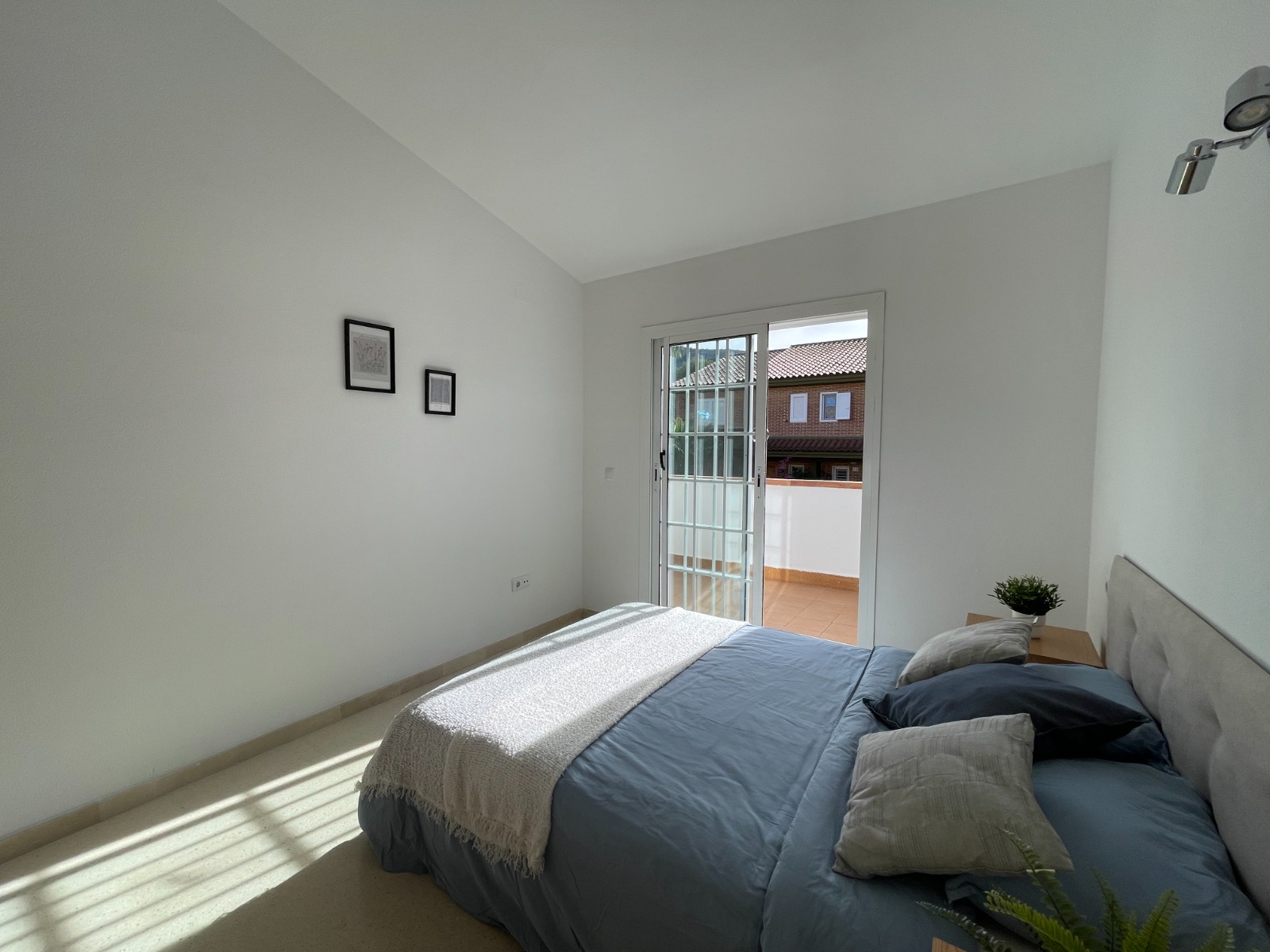Maison mitoyenne avec jardin, piscine communautaire et garage privé à L'Albir