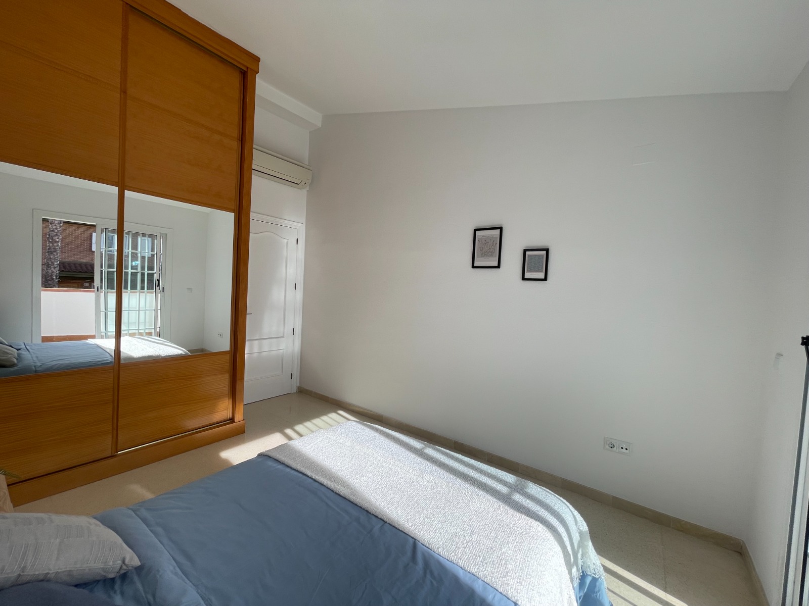 Maison mitoyenne avec jardin, piscine communautaire et garage privé à L'Albir