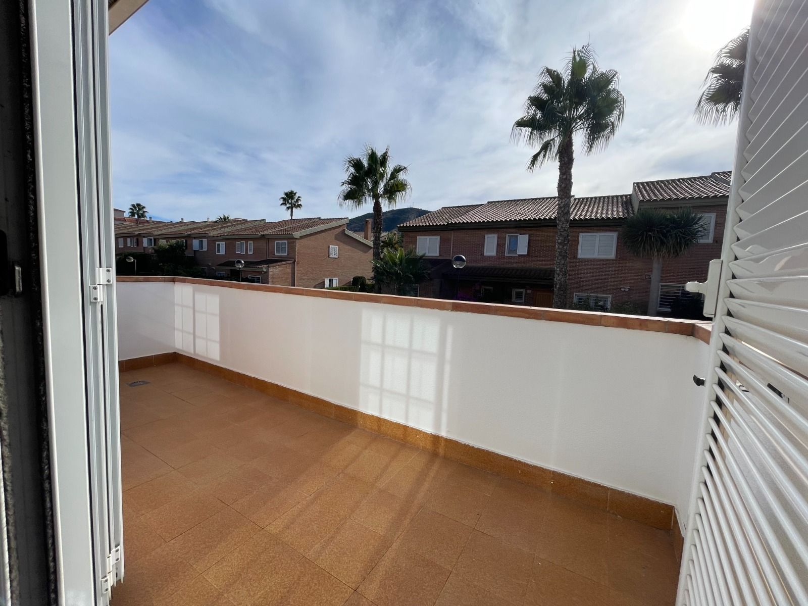 Maison mitoyenne avec jardin, piscine communautaire et garage privé à L'Albir