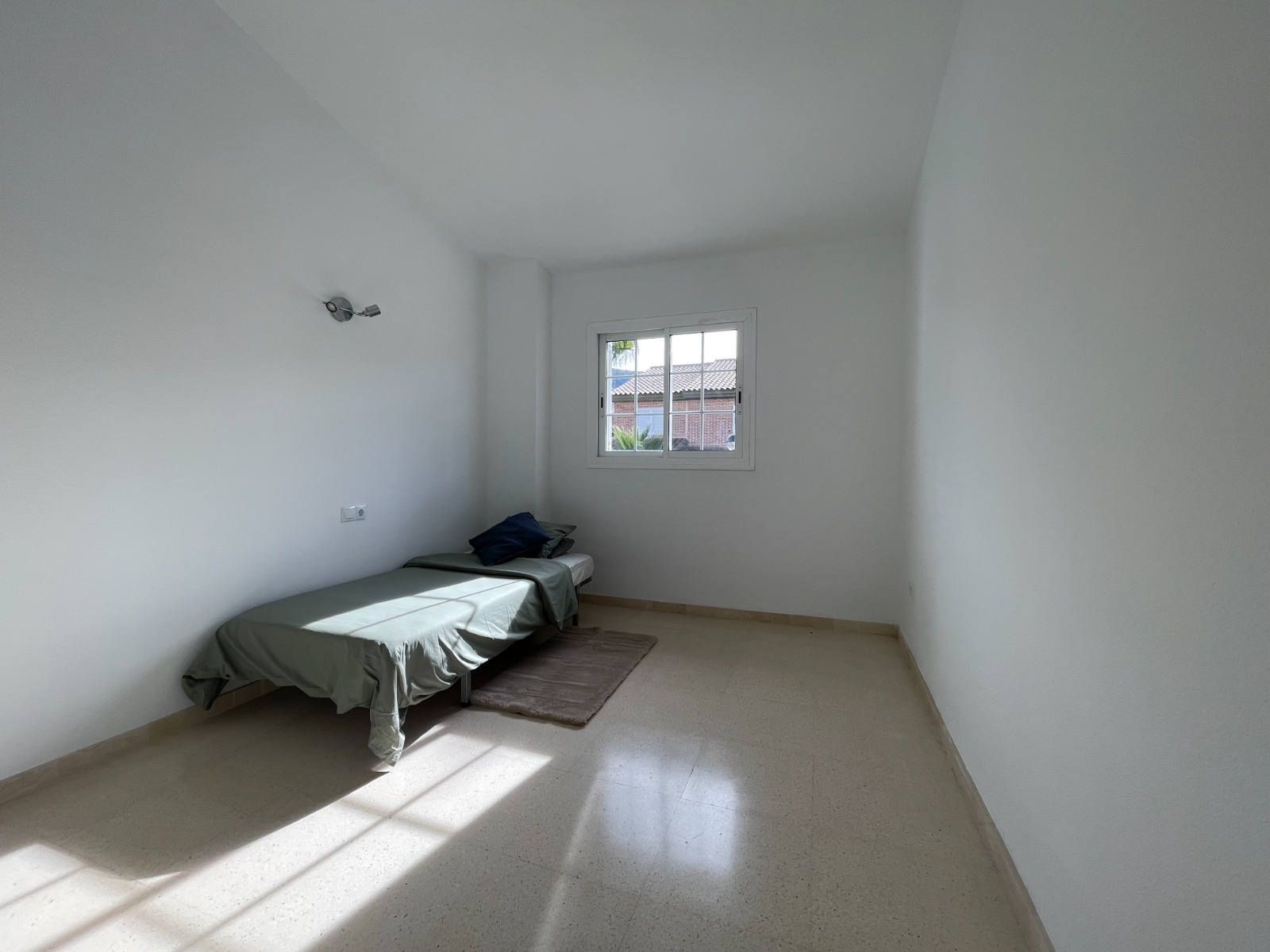 Maison mitoyenne avec jardin, piscine communautaire et garage privé à L'Albir
