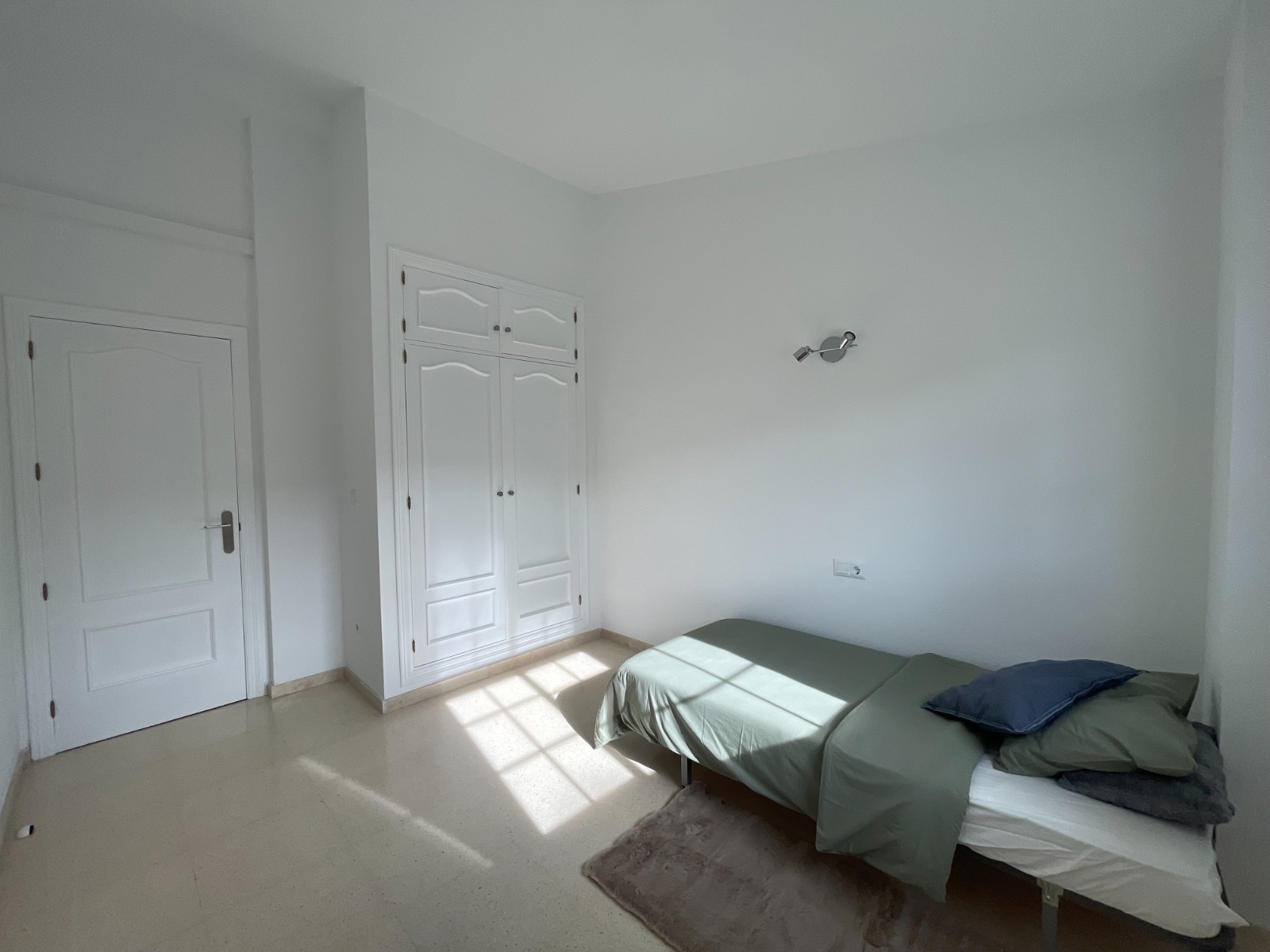 Maison mitoyenne avec jardin, piscine communautaire et garage privé à L'Albir