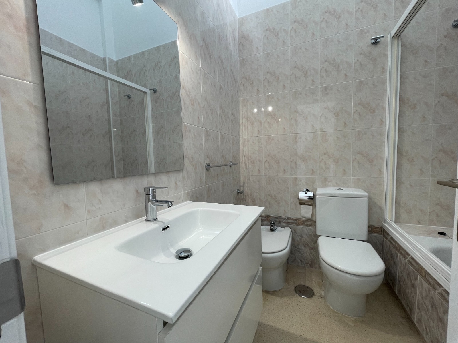 Maison mitoyenne avec jardin, piscine communautaire et garage privé à L'Albir