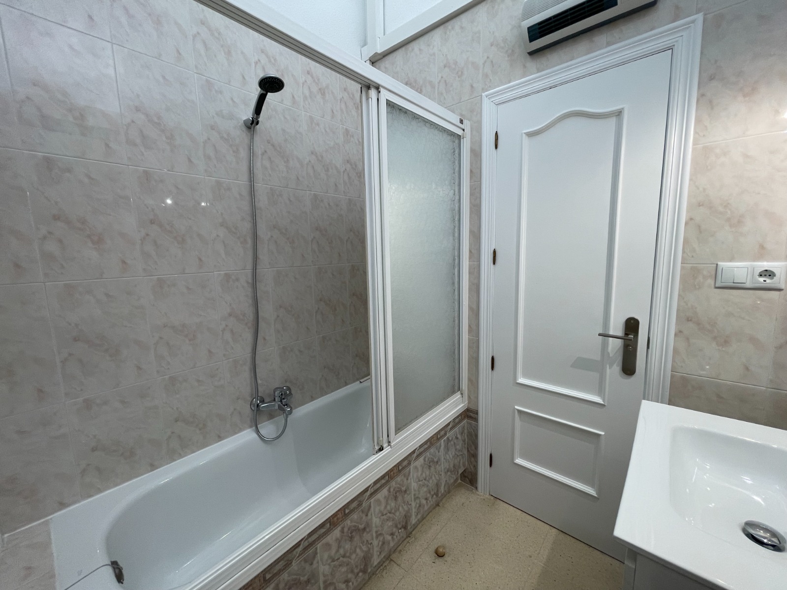 Maison mitoyenne avec jardin, piscine communautaire et garage privé à L'Albir