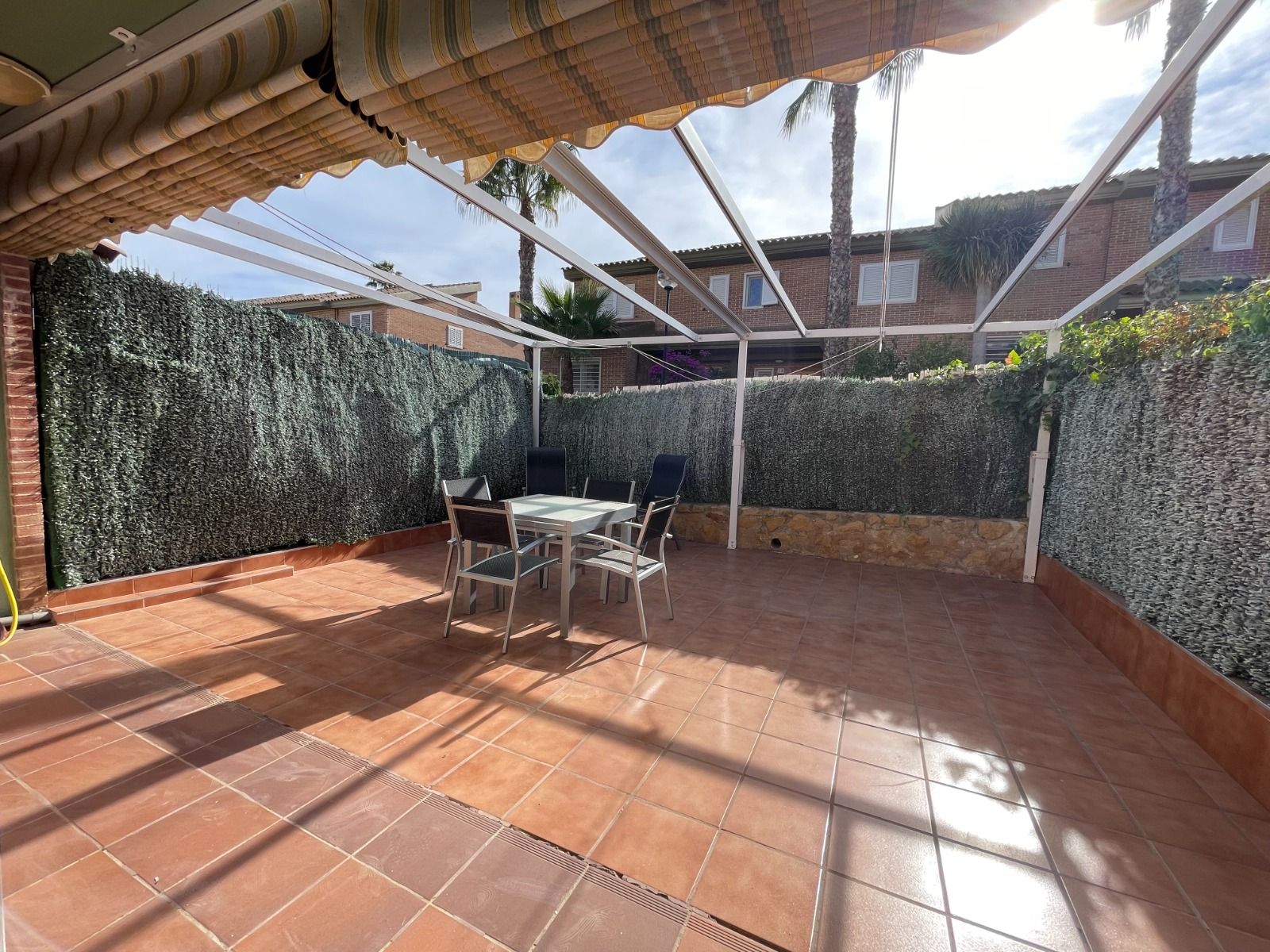 Maison mitoyenne avec jardin, piscine communautaire et garage privé à L'Albir