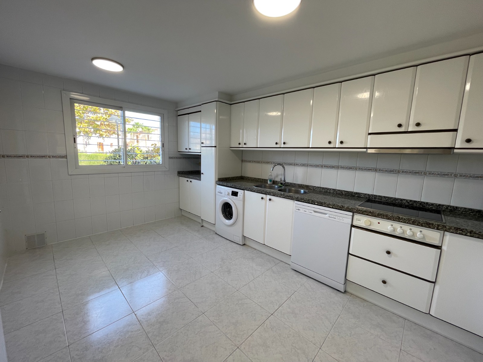 Maison mitoyenne avec jardin, piscine communautaire et garage privé à L'Albir