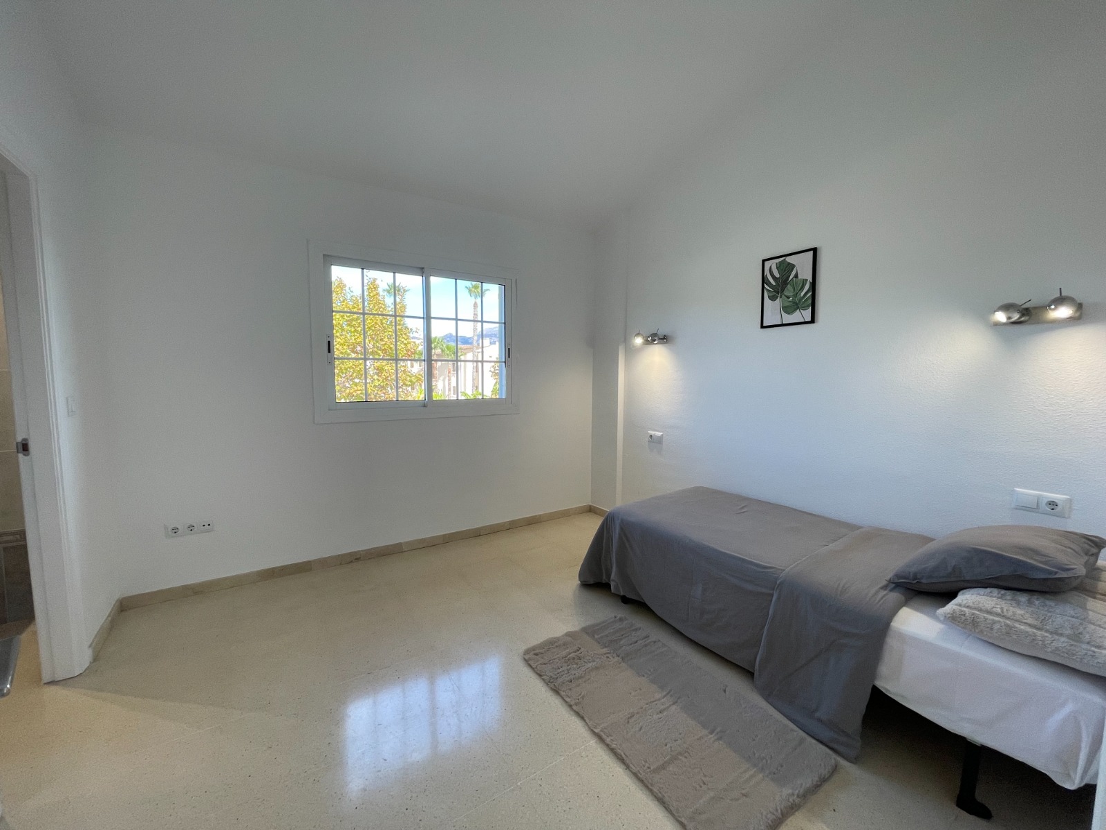 Maison mitoyenne avec jardin, piscine communautaire et garage privé à L'Albir