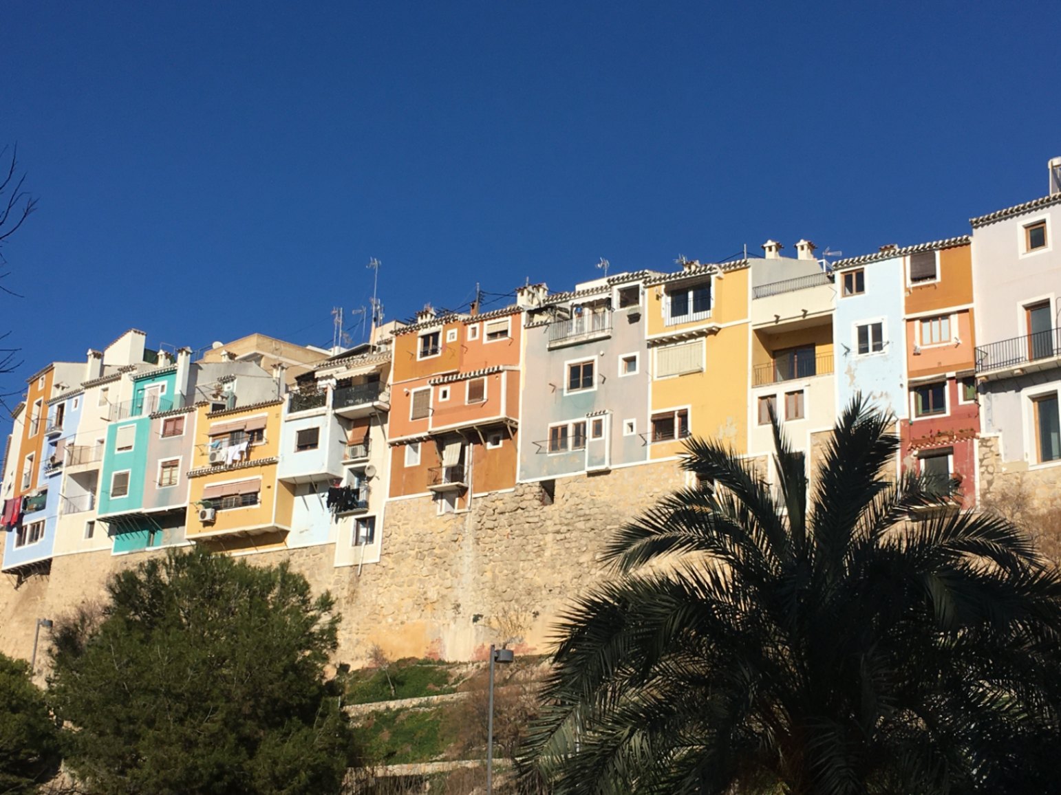 Casa de pueblo con doble uso: vivienda familiar o solar para promoción en Villajoyosa