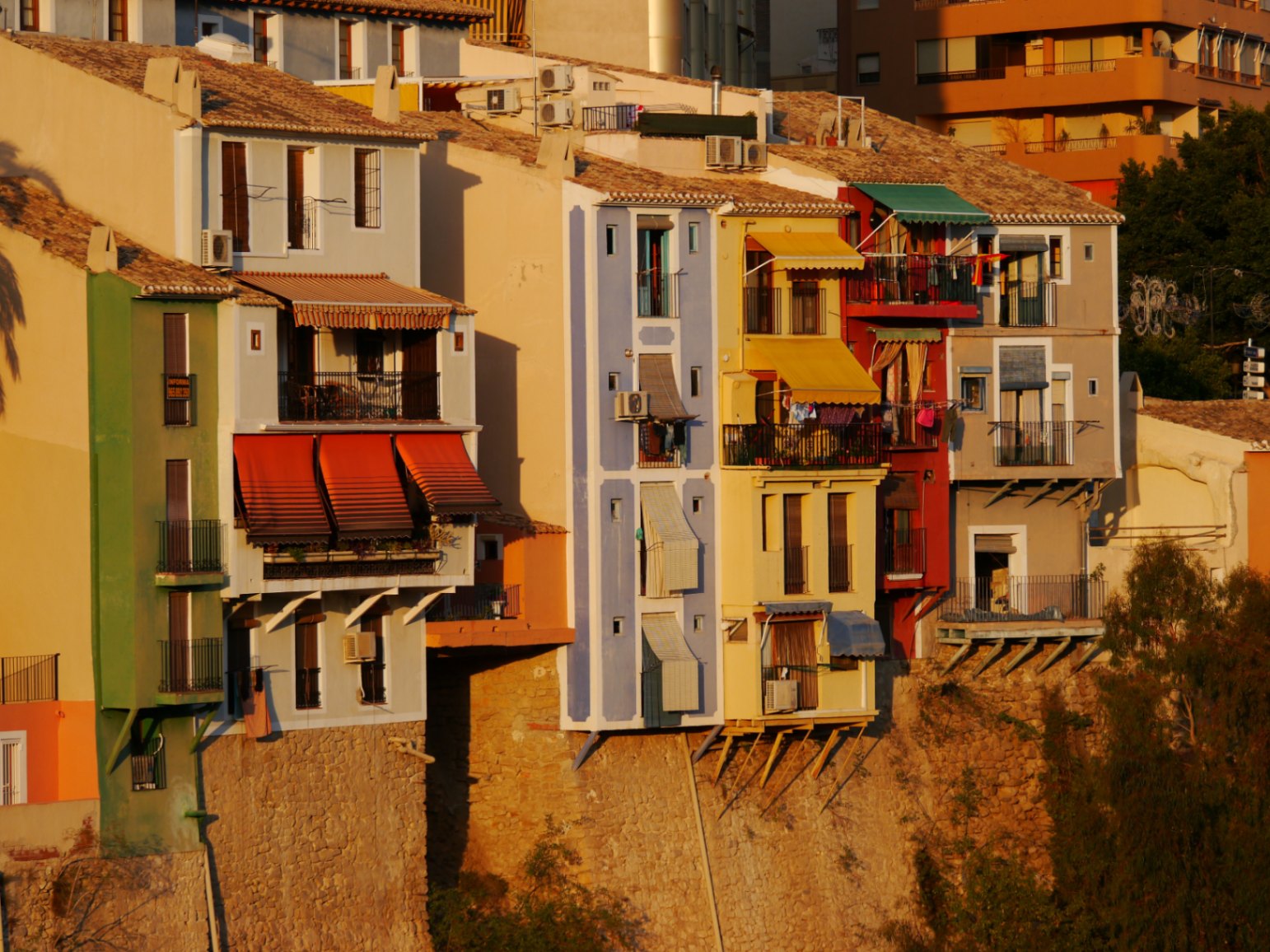 Casa de pueblo con doble uso: vivienda familiar o solar para promoción en Villajoyosa